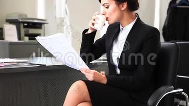 年轻的职业女商人或女经理专注于文件。